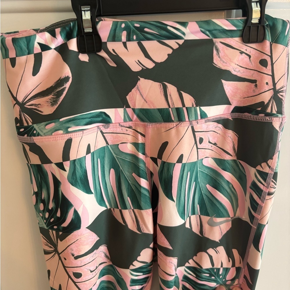 🌿 Nike Dri-FIT Leaf Print Leggings – Size Small